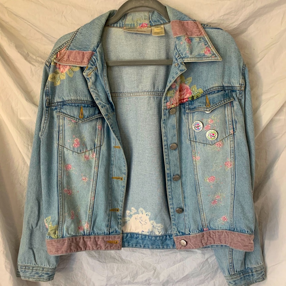 Light wash floral denim jacket🌸